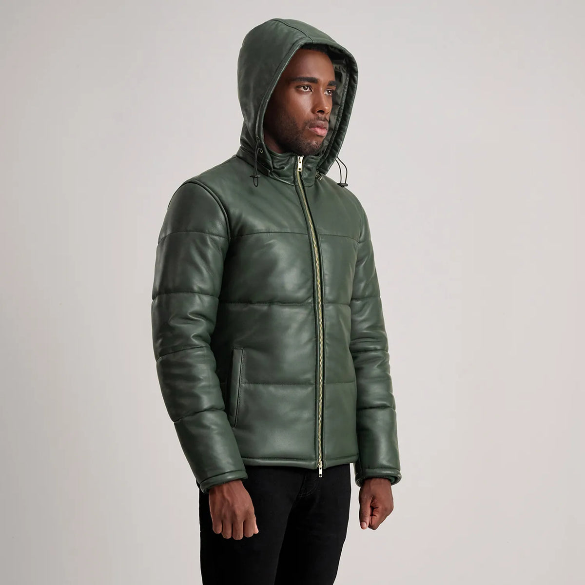 
På model:  Gordon Tan Hooded Leather Puffer Jacket på model med naturligt fald i dagslys