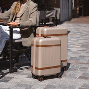Close-Up Detail of Classic Collar &amp; Heavy-Duty Zipper Hardware on Hand Luggage Suitcase Zuna til Kvinder