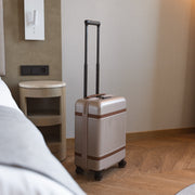 Hand Luggage Suitcase Zuna til Kvinder - Lateral Side Profile View Showing Sleeve Cut &amp; Athletic Taper Fit