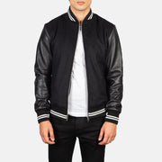 Harrison Sort Hybrid Varsity Læderjakke til Mænd in Black Sheepskin Leather - Front Profile View &amp; Tailored Silhouette | Buy Online