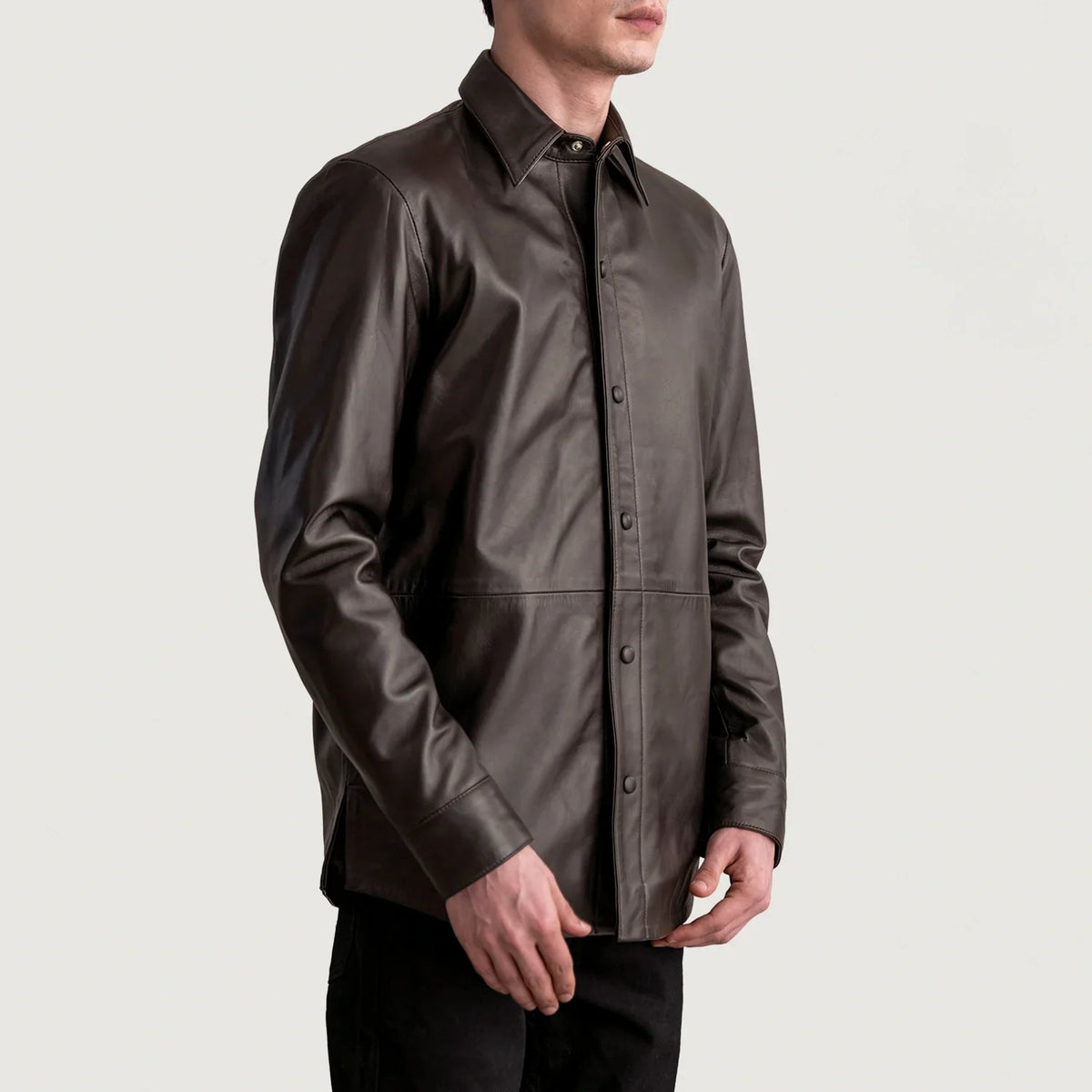 
På model:  Haven Black Leather Shirt på model med naturligt fald i dagslys