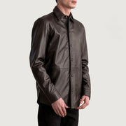 
På model:  Haven Black Leather Shirt på model med naturligt fald i dagslys