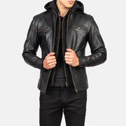 Close-Up Detail of Band with Snap Button &amp; Zipper Hardware on Men's Hector Sort Hooded Læder Bikerjakke til Mænd