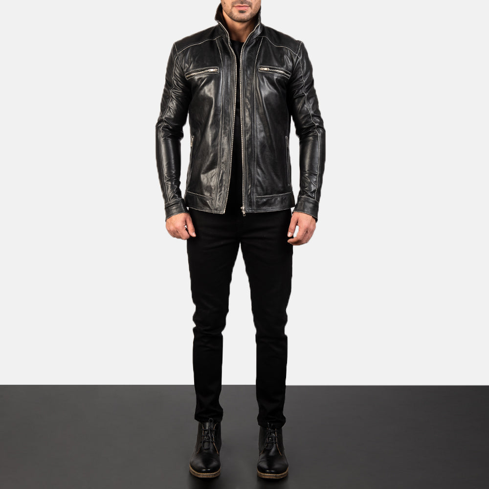
Hudson Black Leather Biker Jacket - Sideprofil med ergonomisk ærmesnit