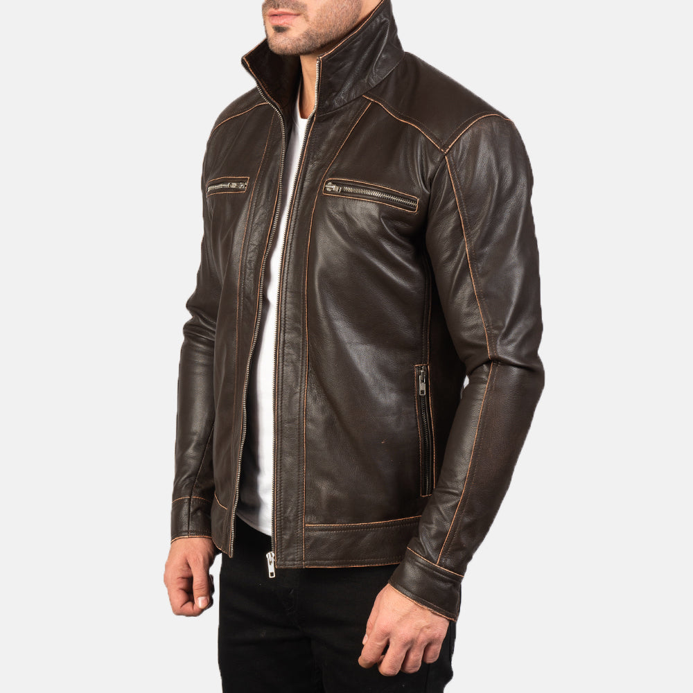 
På model:  Hudson Black Leather Biker Jacket på model med naturligt fald i dagslys
