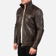 
På model:  Hudson Black Leather Biker Jacket på model med naturligt fald i dagslys