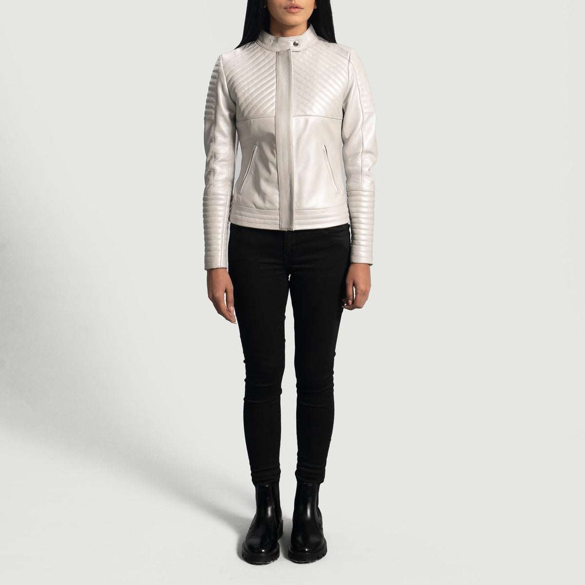 Nærbillede af krave med trykknap og lynlås på Ice Maiden Silver Quilted Leather Biker Jacket