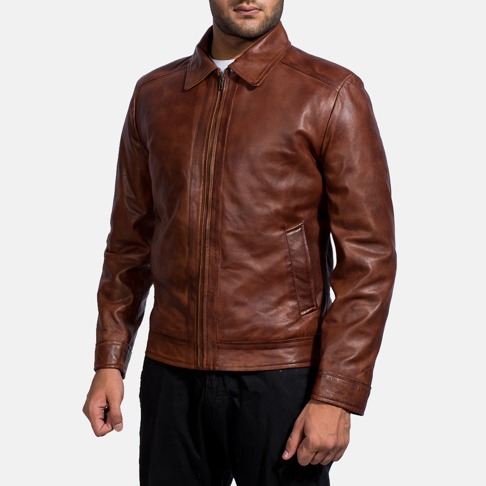 Styled Fit Perspective of Men's Inferno Brun Læderjakke til Mænd on Model - Natural Daylight Drape
