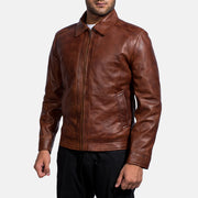 Styled Fit Perspective of Men's Inferno Brun Læderjakke til Mænd on Model - Natural Daylight Drape