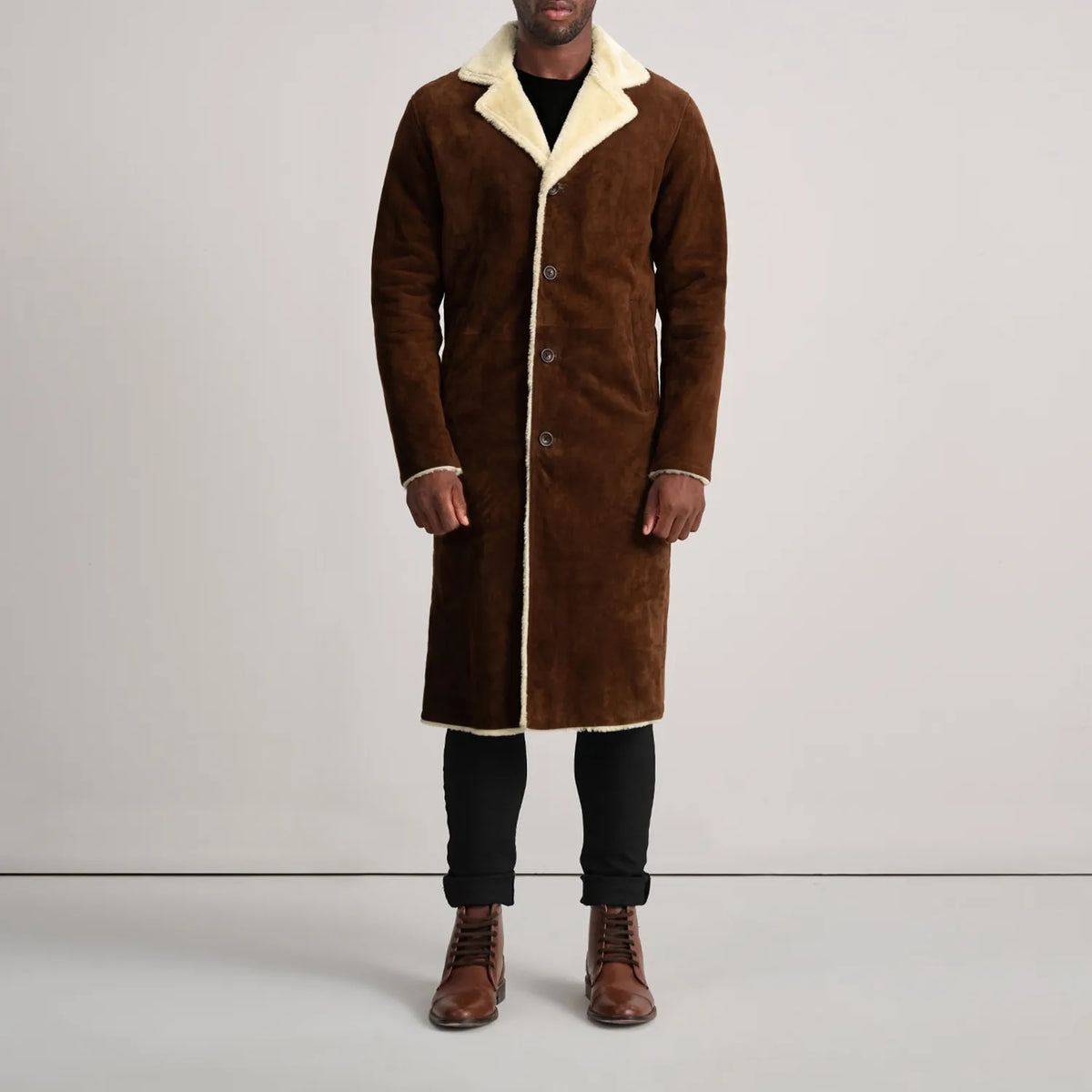 
Kolby Brown Suede Shearling Long Coat - Sideprofil med ergonomisk ærmesnit