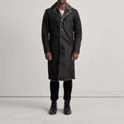 
Kolby Distressed Black Shearling Long Coat - Sideprofil med ergonomisk ærmesnit