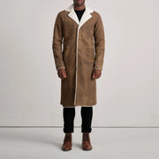 
Kolby Distressed Brown Shearling Long Coat - Sideprofil med ergonomisk ærmesnit