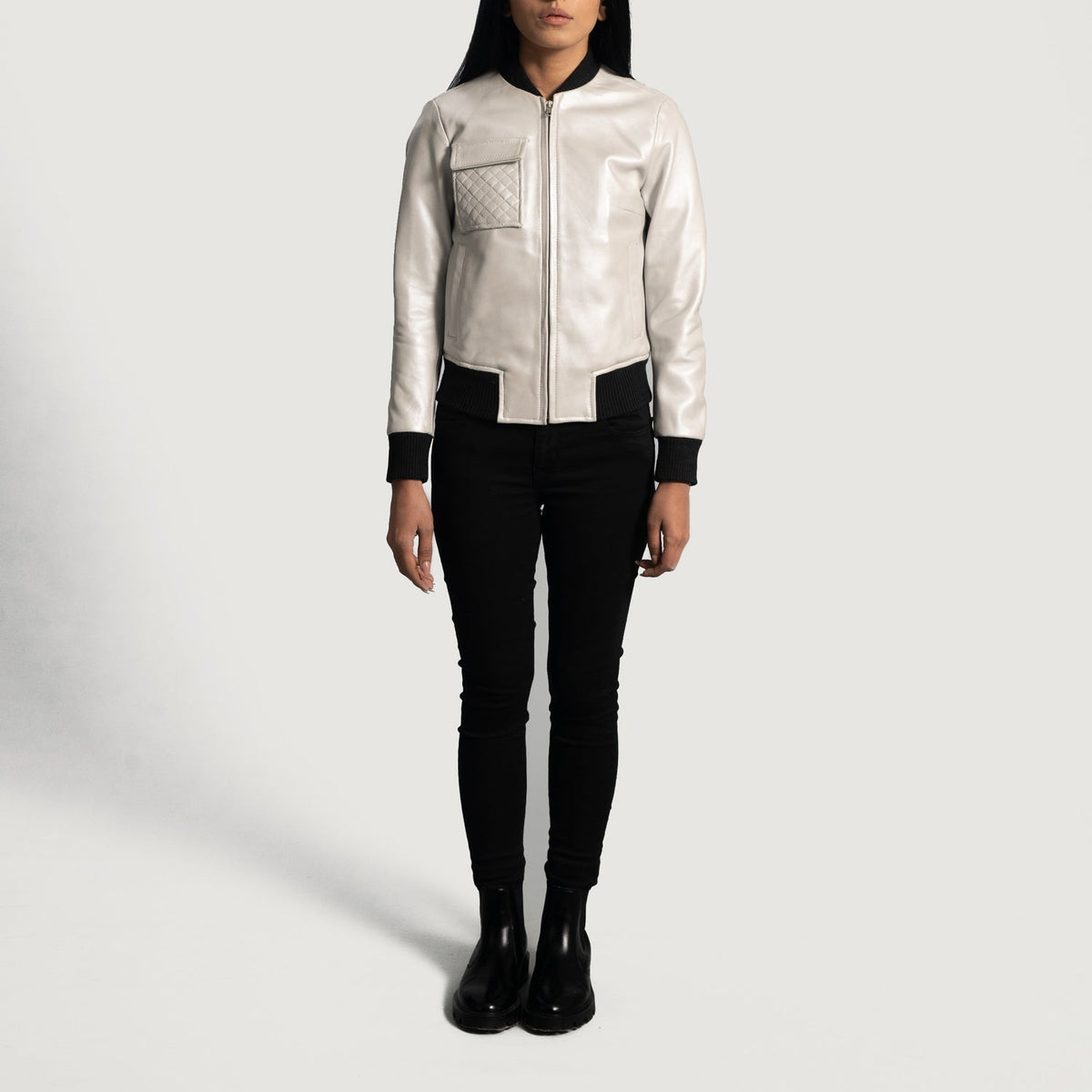 Close-Up Detail of Varsity &amp; Zipper Hardware on Women's Lana Silver Læder Bomberjakke til Kvinder