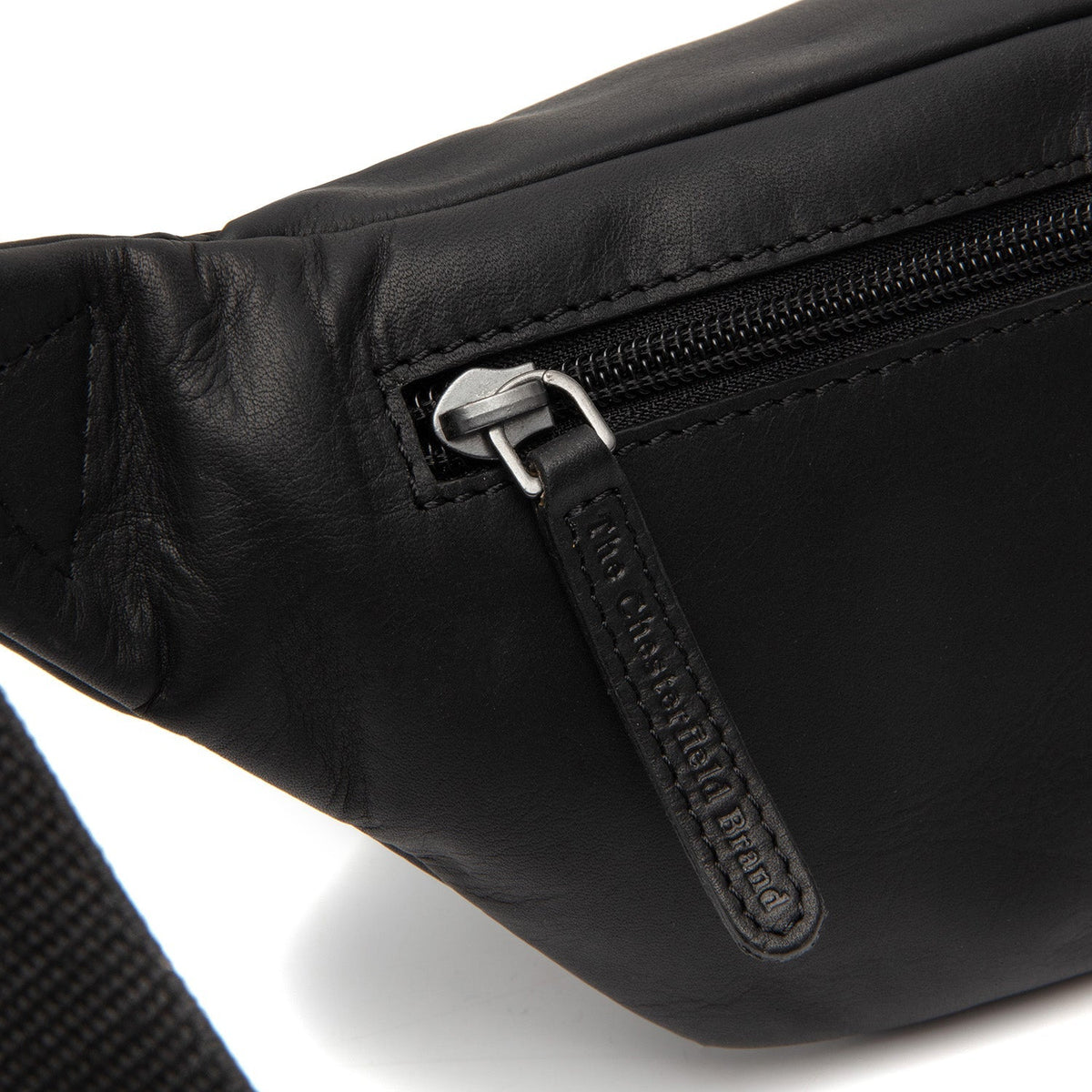 
Solid Antique Brass Hardware & Heavy-Duty Dual Zipper Detail on Brana Bæltetaske i læder