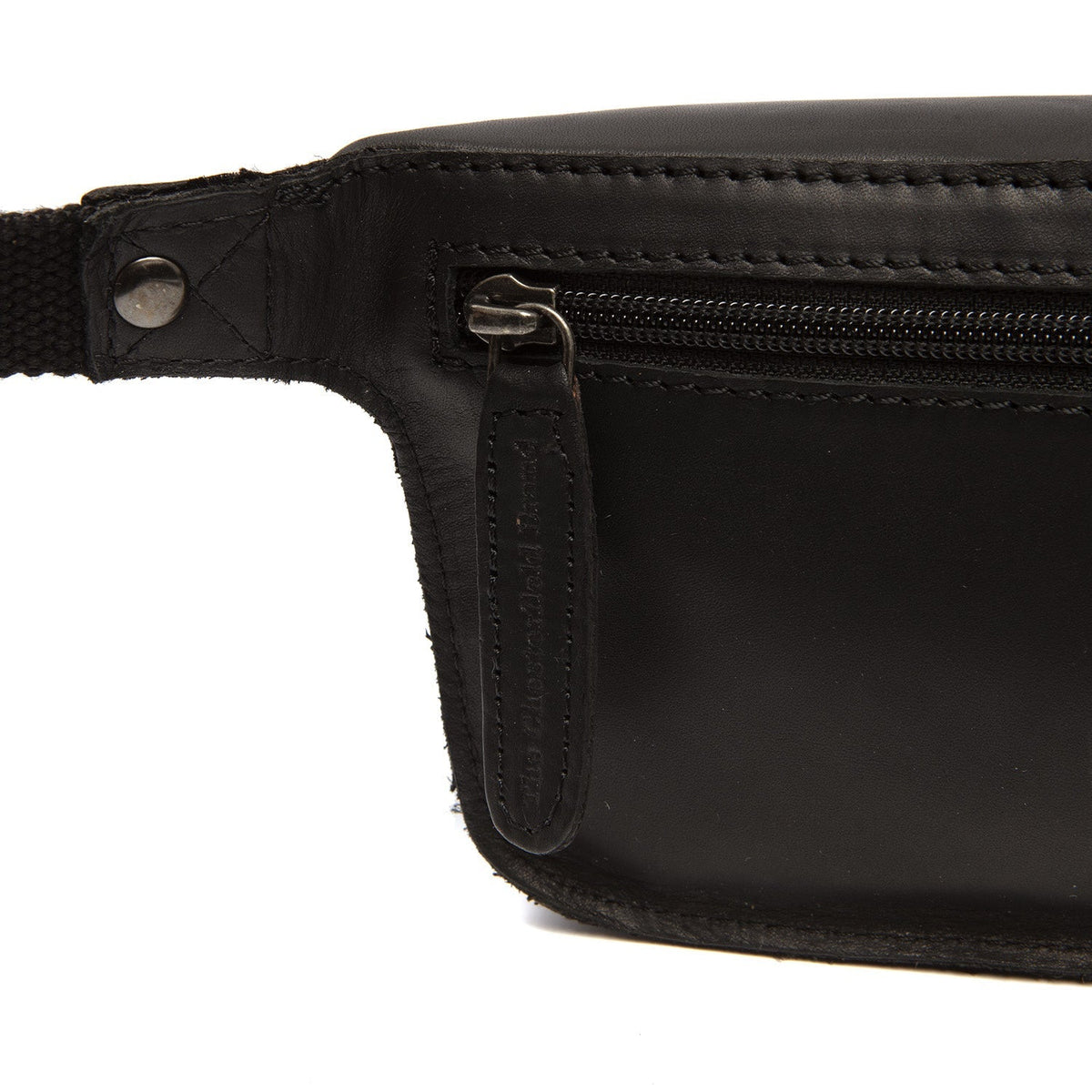 
Solid Antique Brass Hardware & Heavy-Duty Dual Zipper Detail on Toronto Bæltetaske i læder