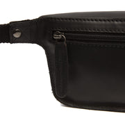 
Solid Antique Brass Hardware & Heavy-Duty Dual Zipper Detail on Toronto Bæltetaske i læder