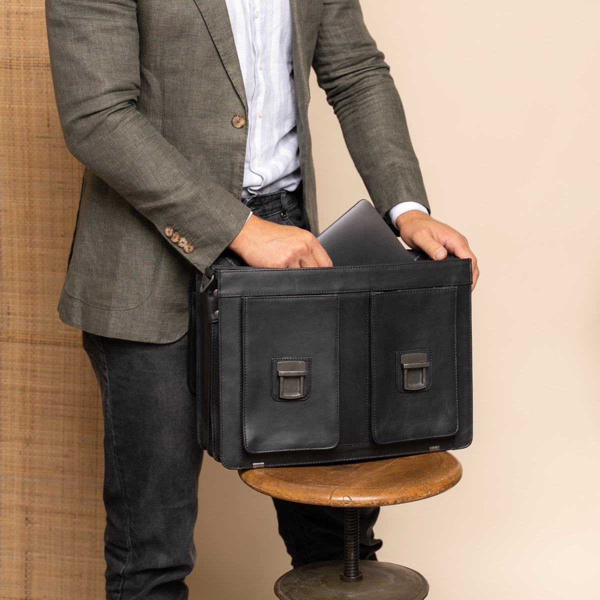 Springfield Full-Grain Leather Briefcase til Kvinder - Structured Side Profile Showing Gusset Depth &amp; Expansion Capacity