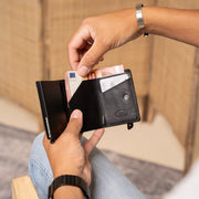 Paris Full-Grain Leather Card Holder til Kvinder - Structured Side Profile Showing Gusset Depth &amp; Expansion Capacity