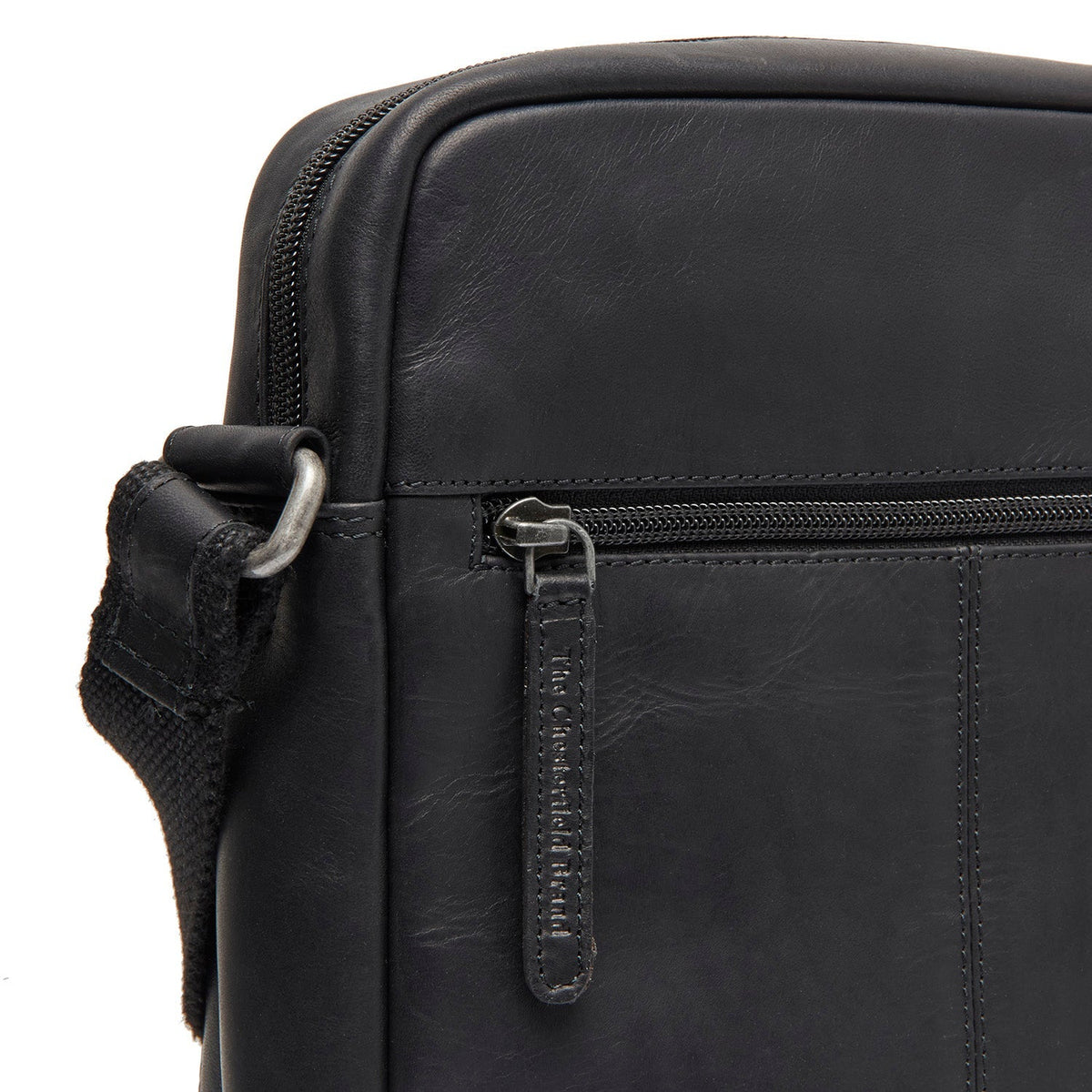 
Solid Antique Brass Hardware & Heavy-Duty Dual Zipper Detail on Anzora Crossbody taske i læder