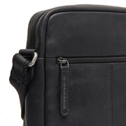 
Solid Antique Brass Hardware & Heavy-Duty Dual Zipper Detail on Anzora Crossbody taske i læder