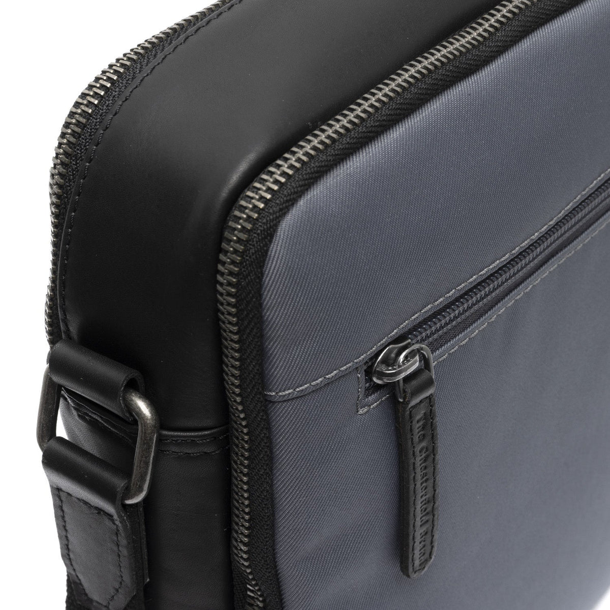 
Indvendig visning Showing Dedicated Padded Laptop Sleeve & Multi-Compartment Organization
