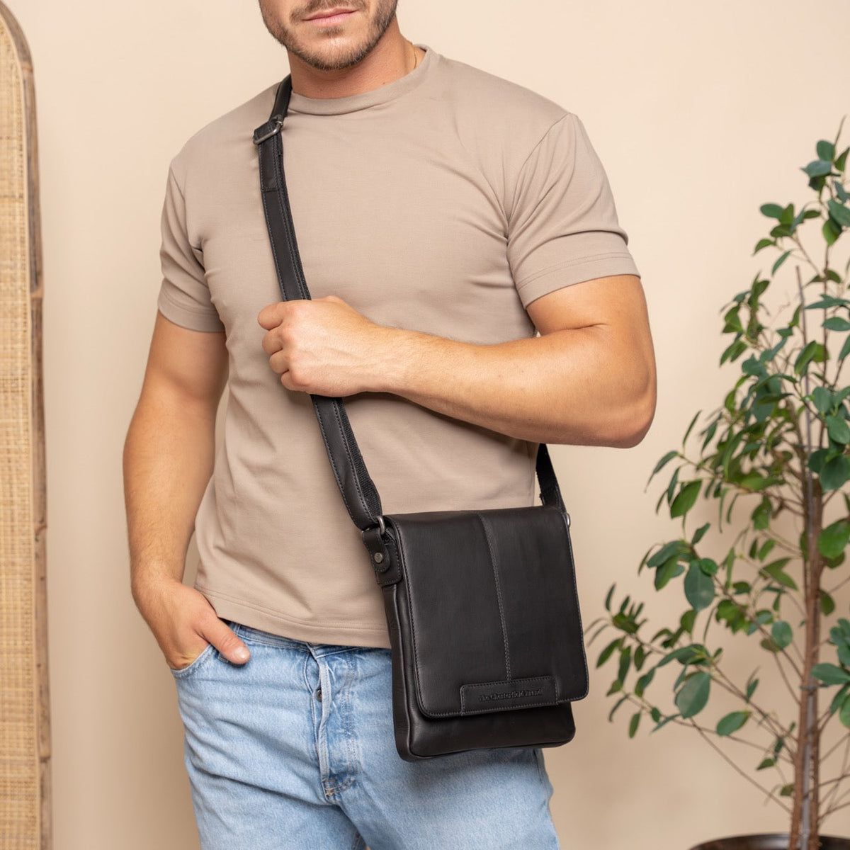Bodin Full-Grain Leather Crossbody Bag til Kvinder - Structured Side Profile Showing Gusset Depth &amp; Expansion Capacity