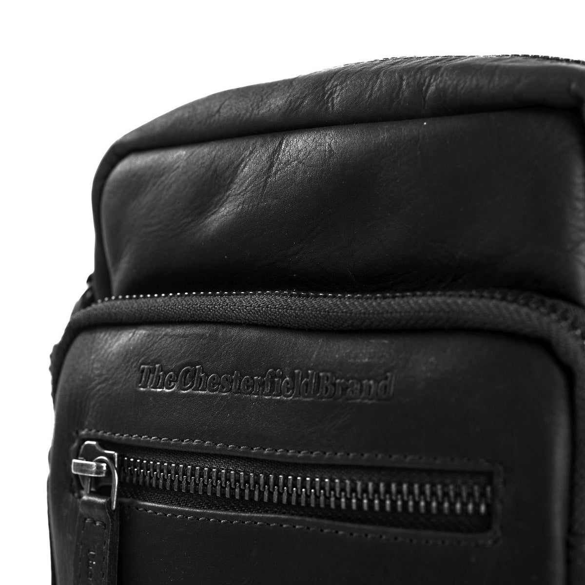 
Solid Antique Brass Hardware & Heavy-Duty Dual Zipper Detail on Bremen Crossbody taske i læder