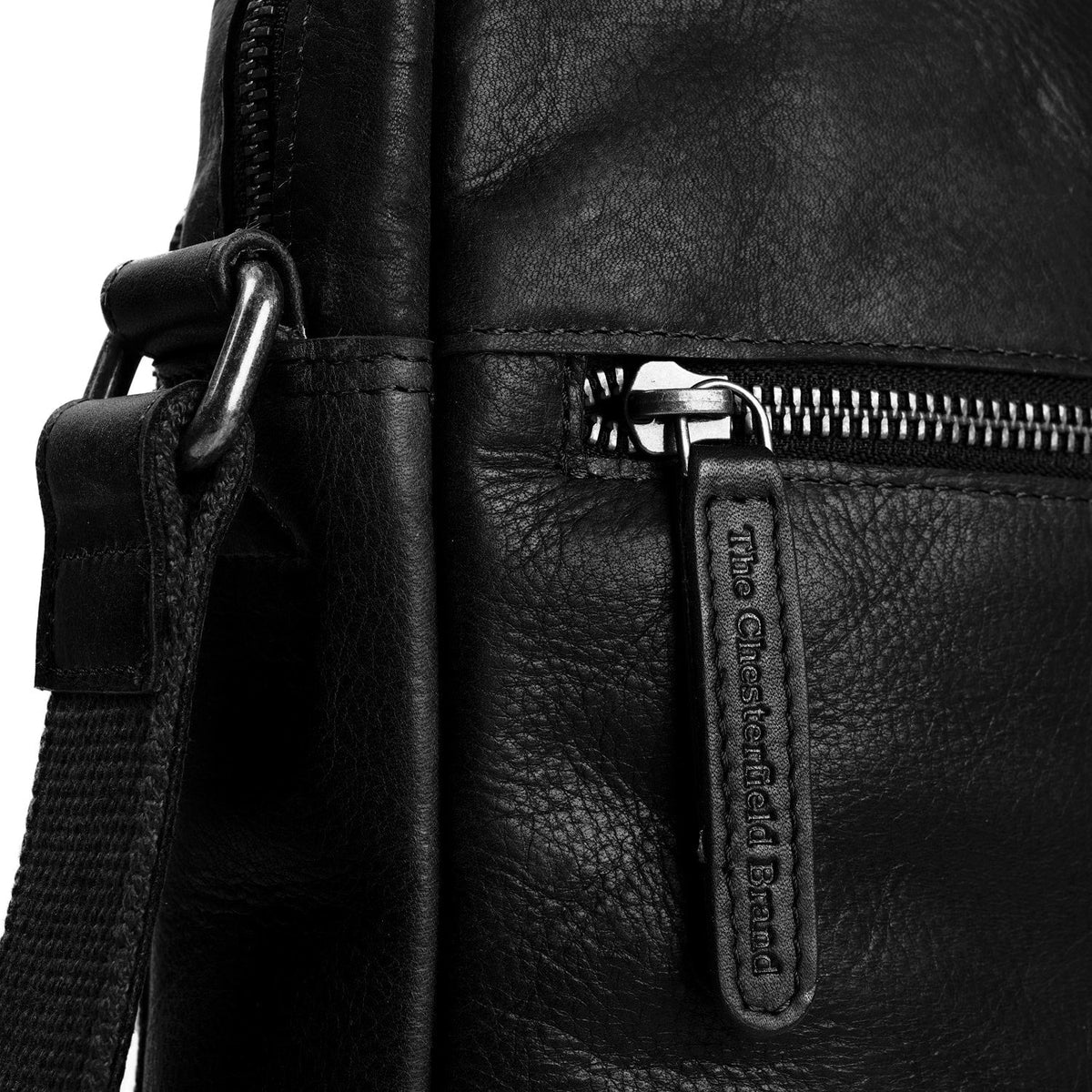 
Solid Antique Brass Hardware & Heavy-Duty Dual Zipper Detail on Dessau Crossbody taske i læder