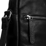 
Solid Antique Brass Hardware & Heavy-Duty Dual Zipper Detail on Dessau Crossbody taske i læder