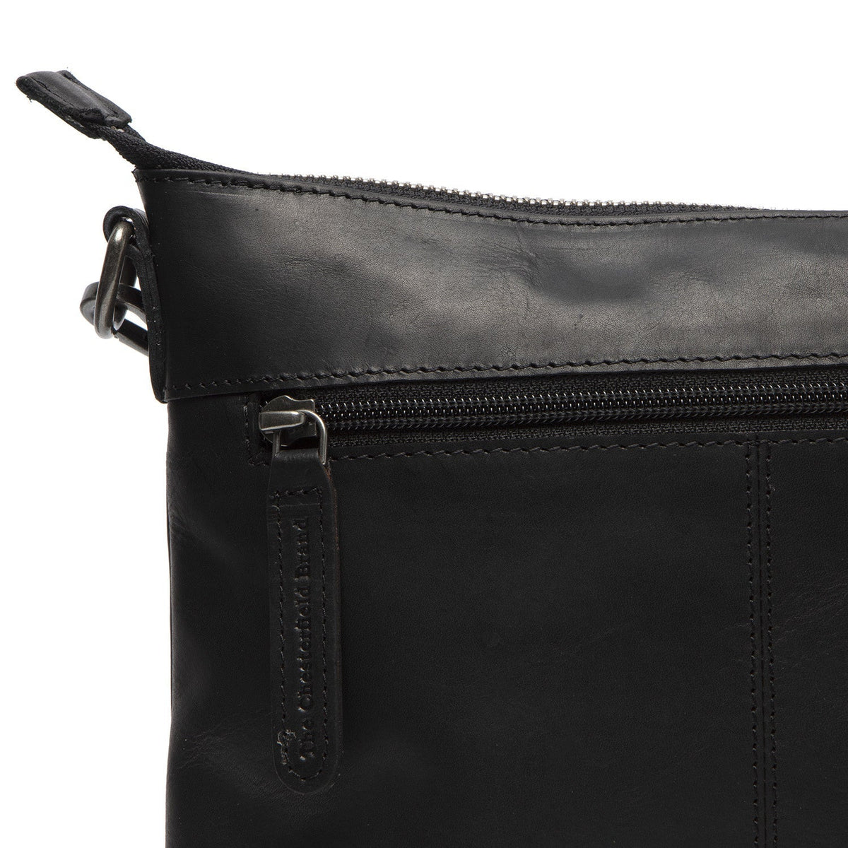 
Solid Antique Brass Hardware & Heavy-Duty Dual Zipper Detail on Faro Crossbody taske i læder
