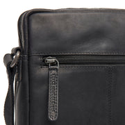 
Solid Antique Brass Hardware & Heavy-Duty Dual Zipper Detail on Montira Crossbody taske i læder