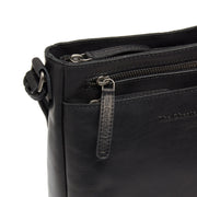 
Solid Antique Brass Hardware & Heavy-Duty Dual Zipper Detail on Mumbai Crossbody taske i læder