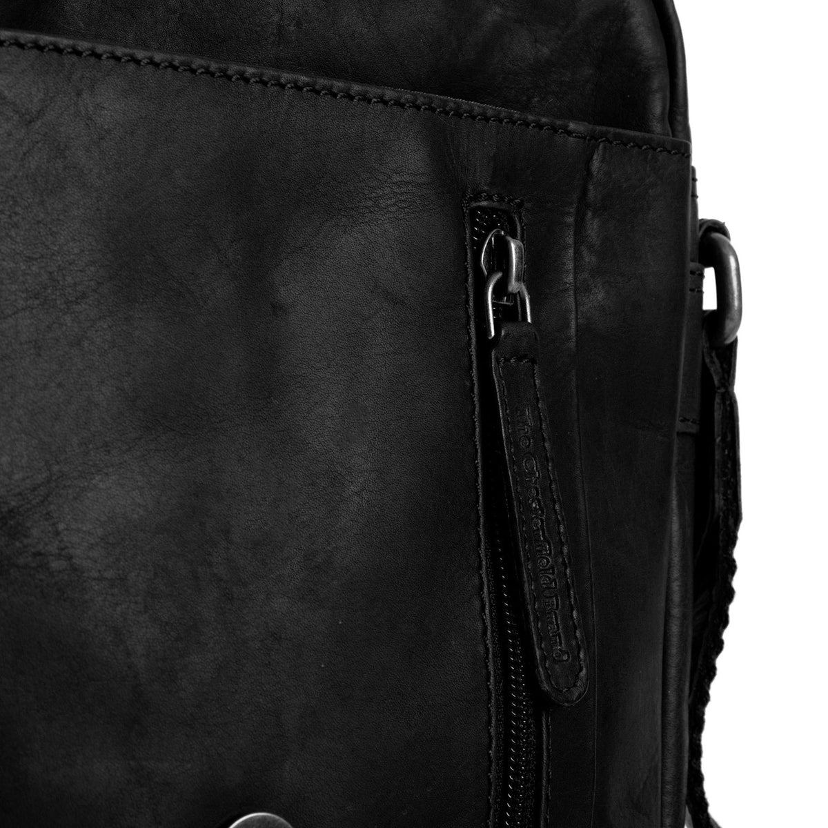 Solid Antique Brass Hardware &amp; Heavy-Duty Dual Zipper Detail on Remy Full-Grain Leather Crossbody Bag til Mænd