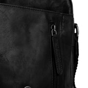Solid Antique Brass Hardware &amp; Heavy-Duty Dual Zipper Detail on Remy Full-Grain Leather Crossbody Bag til Mænd