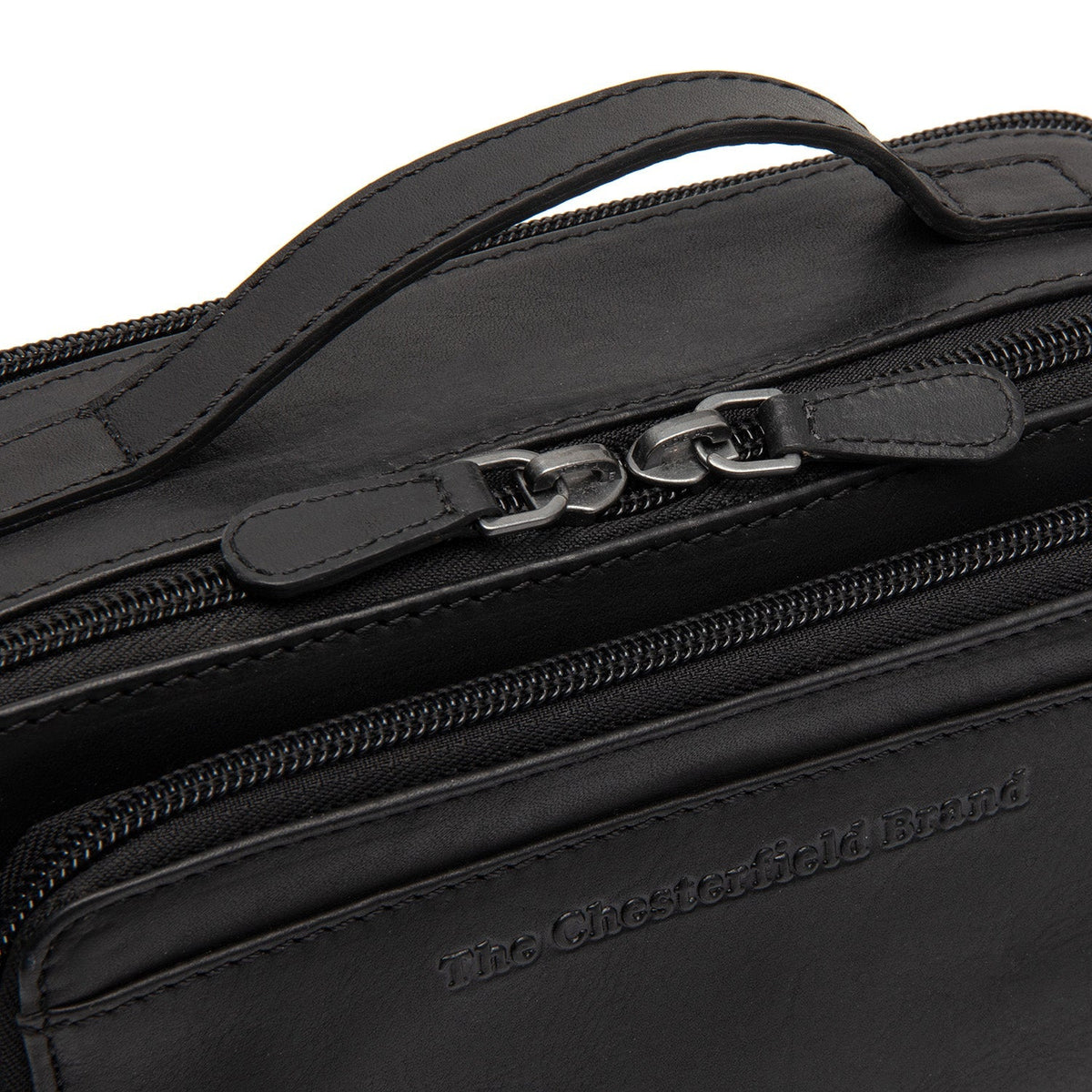 
Solid Antique Brass Hardware & Heavy-Duty Dual Zipper Detail on Rovon Crossbody taske i læder