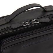
Solid Antique Brass Hardware & Heavy-Duty Dual Zipper Detail on Rovon Crossbody taske i læder