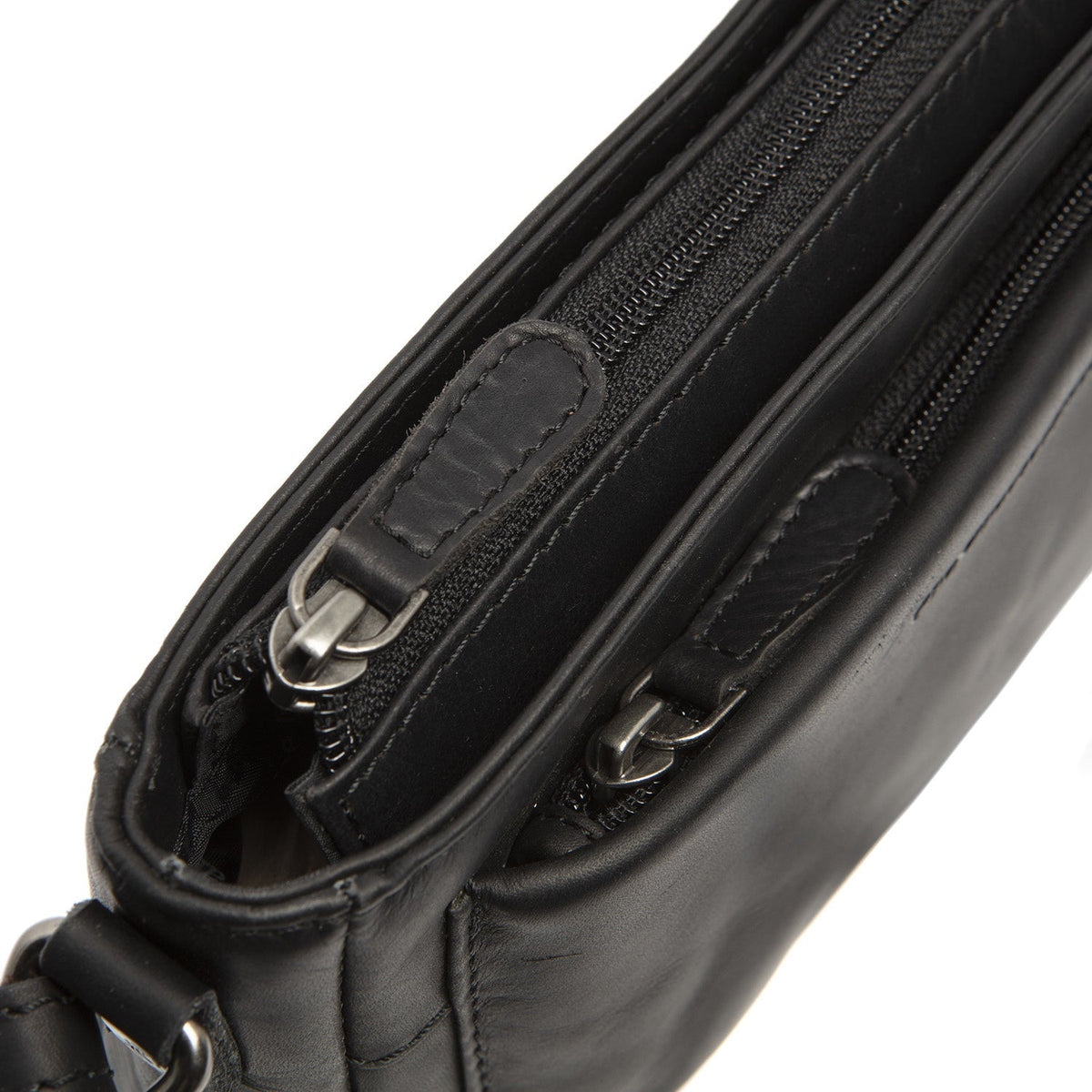 
Solid Antique Brass Hardware & Heavy-Duty Dual Zipper Detail on Southampton Crossbody taske i læder