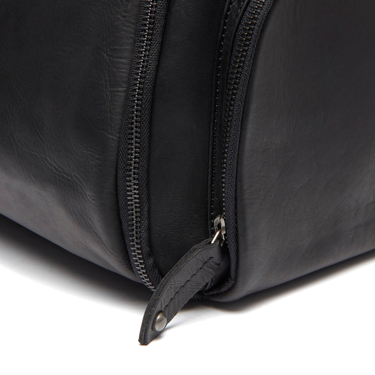 Leather Garment Bag Finlay til Kvinder - Lateral Side Profile View Showing Sleeve Cut &amp; Athletic Taper Fit