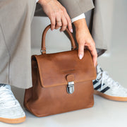 Styled Fit Perspective of Angera Full-Grain Leather Handbag til Kvinder on Model - Natural Daylight Drape