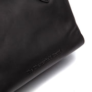 Chili Full-Grain Leather Handbag til Kvinder - Lateral Side Profile View Showing Sleeve Cut &amp; Athletic Taper Fit