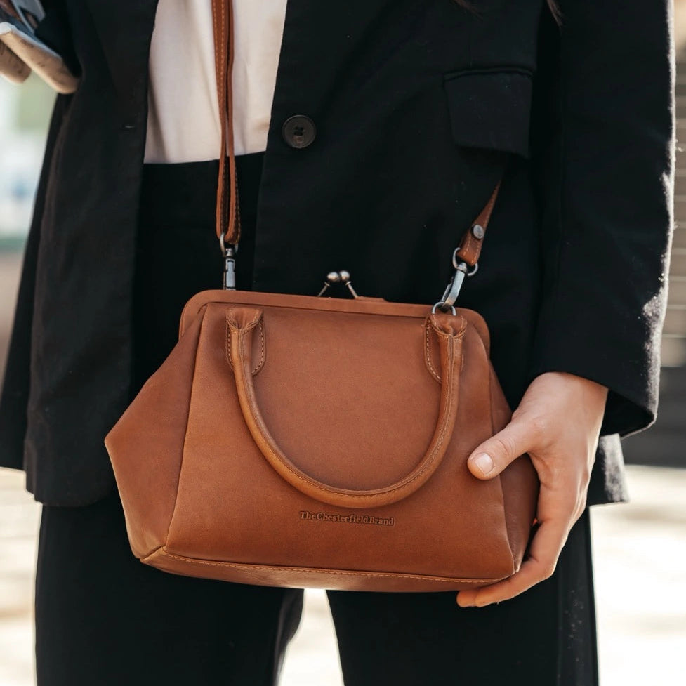 Tailored Rib Cuffs &amp; Hem Craftsmanship Construction Detail on Chili Full-Grain Leather Handbag til Kvinder