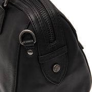 Close-Up Detail of Classic Collar &amp; Heavy-Duty Zipper Hardware on Dalford Full-Grain Leather Handbag til Kvinder