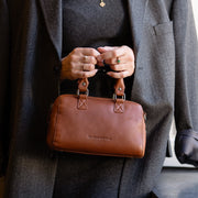 Styled Fit Perspective of Dalford Full-Grain Leather Handbag til Kvinder on Model - Natural Daylight Drape