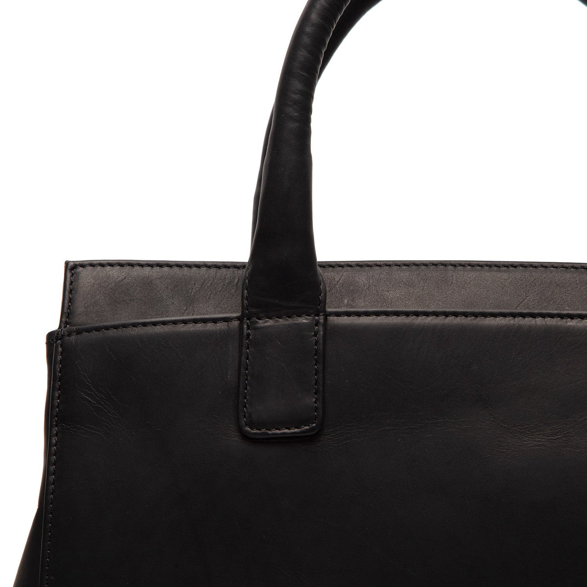 Close-Up Detail of Classic Collar &amp; Heavy-Duty Zipper Hardware on Garda Full-Grain Leather Handbag til Kvinder