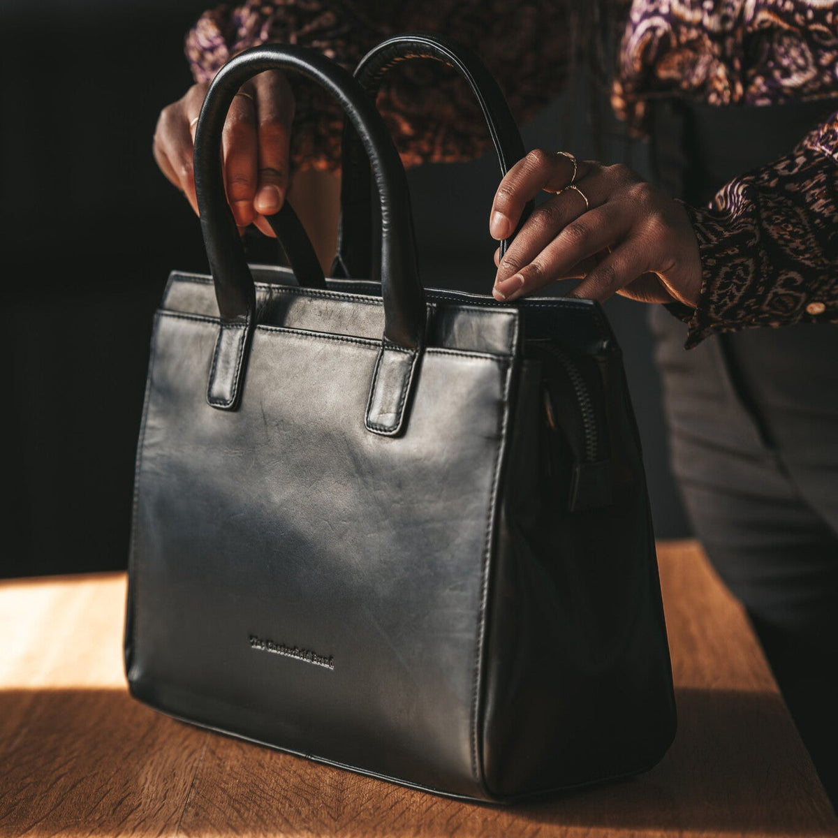 Garda Full-Grain Leather Handbag - Sideprofil med ergonomisk ærmesnit