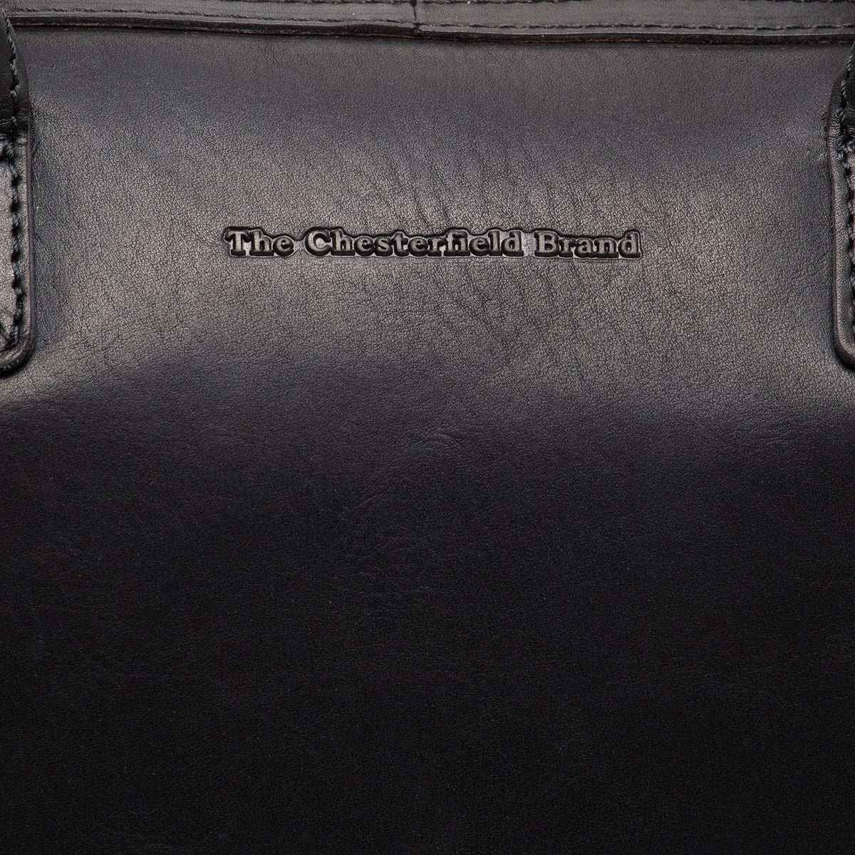 Close-Up Detail of Classic Collar &amp; Heavy-Duty Zipper Hardware on Langton Full-Grain Leather Handbag til Kvinder