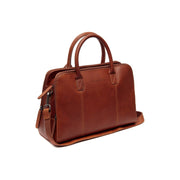 Styled Fit Perspective of Layton Full-Grain Leather Handbag til Kvinder on Model - Natural Daylight Drape