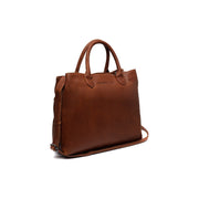 Styled Fit Perspective of Passau Full-Grain Leather Handbag til Kvinder on Model - Natural Daylight Drape