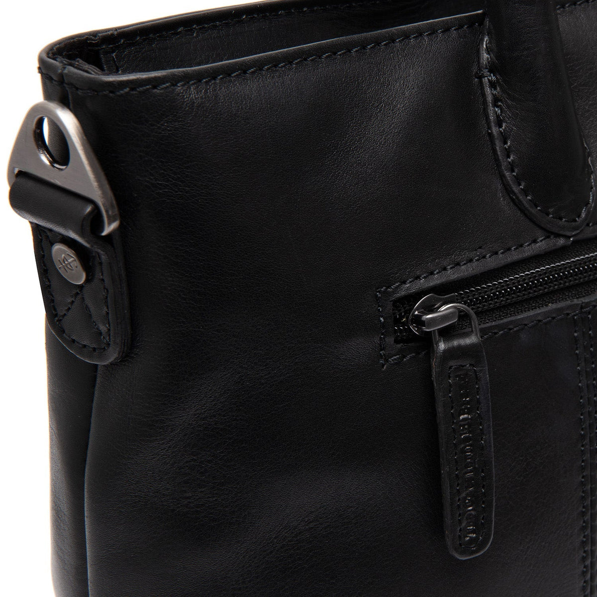 Close-Up Detail of Classic Collar &amp; Heavy-Duty Zipper Hardware on Pergamino Full-Grain Leather Handbag til Kvinder
