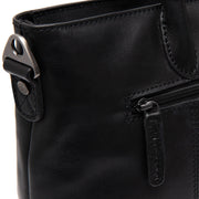 Close-Up Detail of Classic Collar &amp; Heavy-Duty Zipper Hardware on Pergamino Full-Grain Leather Handbag til Kvinder